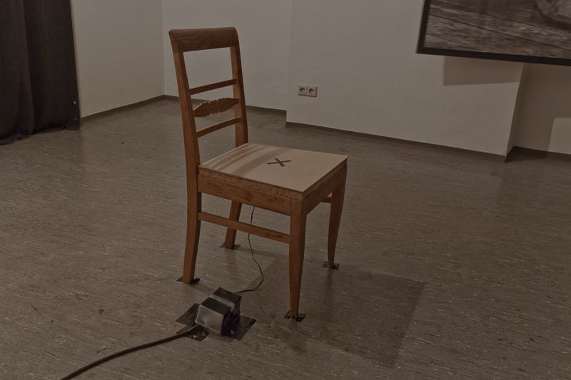 Schwarz Zimmer — installation view, chair with sensor lamp